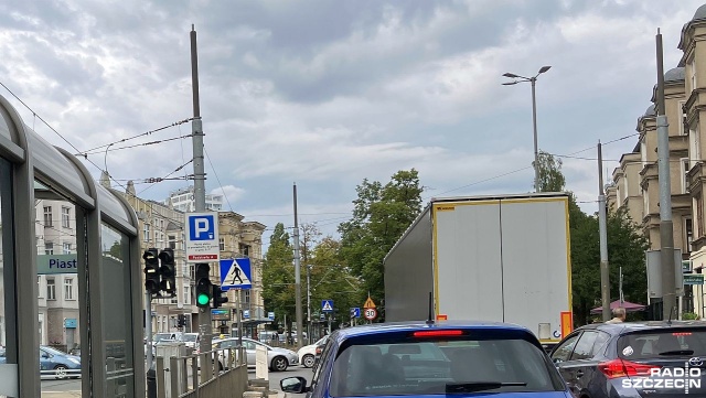 Ponad kilometr sięga korek, który powstał w alei Piastów - od skrzyżowania z ulicą Narutowicza do placu Szarych Szeregów, gdzie wciąż trwa asfaltowanie nawierzchni przy wjeździe w aleję Wojska Polskiego.