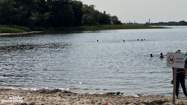 Szczecińskie kąpielisko zamknięte. Nie można się kąpać w Dąbiu. Jak informuje Urząd Miasta, w wodzie pojawiły się sinice.