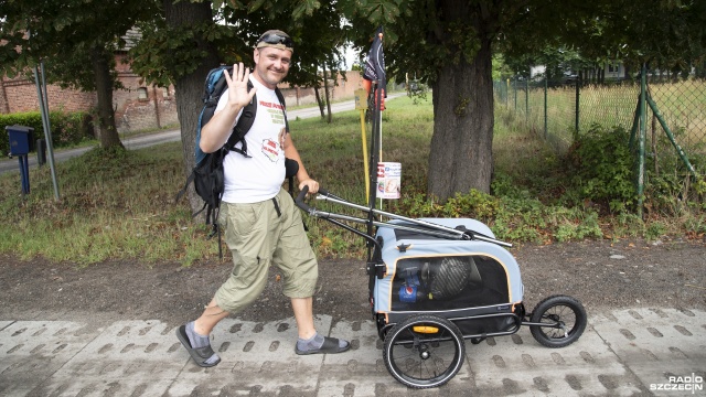 Trzy tysiące kilometrów dookoła Polski w ramach projektu Pieszo po zdrowie idzie Karol Zdrojewski... To po to, by zebrać pieniądze na pomoc choremu Frankowi. Dziś dotarł do Klinisk Wielkich, gdzie na obiad zaprosiła go pani sołtys.