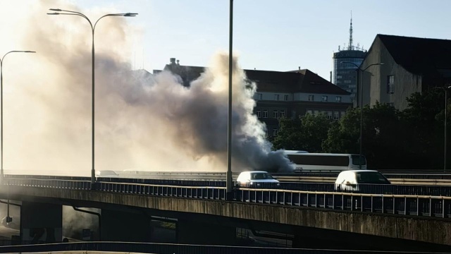Samochód płonie na Trasie Zamkowej w Szczecinie. Do zdarzenia doszło po godz. 19.