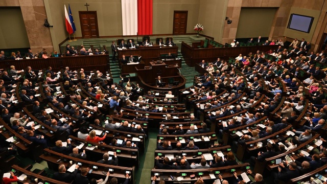 Sejm uchwalił ustawę wzmacniającą uprawnienia prezydenta w polityce unijnej. Projekt złożony w parlamencie przez prezydenta Andrzeja Dudę poparło 238 posłów, 210 było przeciw, 6 wstrzymało się od głosu.