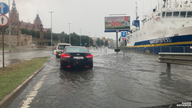 Ulewa przeszła nad Szczecinem, zalane są ulice. Kierowcy mają kłopoty z przejazdem.