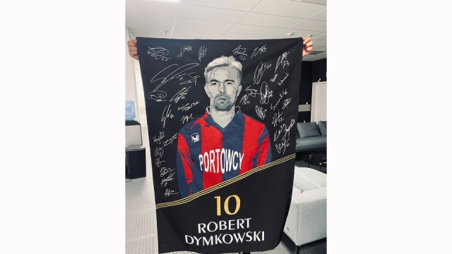 10 minuta dla Roberta Dymkowskiego podczas wieczornego meczu piłkarzy Pogoni Szczecin z Widzewem Łódź w ekstraklasie. Robert Dymkowski znakomity przed laty napastnik Pogoni, a także piłkarz Widzewa choruje na ALSSLA stwardnienie zanikowe boczne.