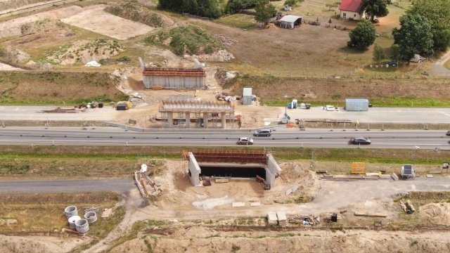 Trwa budowa wiaduktów, zgodnie z planem idą też prace drogowe - to dzieje się teraz na budowie obwodnicy Szczecinka. Powstaje ona w ciągu drogi krajowej nr 20.