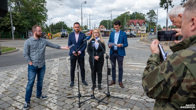Odcięcie komunikacyjne ulic Żołnierskiej i Mickiewicza od centrum Szczecina krytykują radni Prawa i Sprawiedliwości. W ich ocenie trwające aż 10 miesięcy prace na pętli Krzekowo nie sprzyjają mieszkańcom - mówi radna Agnieszka Kurzawa.