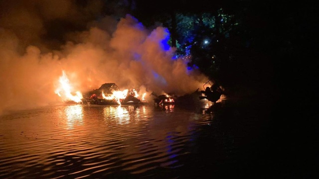 Wybuch łodzi w Pełczycach - do zdarzenia doszło w nocy, przed godz. 1. Strażacy otrzymali zgłoszenie o pożarze na jeziorze Duży Pełcz w powiecie choszczeńskim. By ugasić pożar druhowie zwodowali swoją łódź.