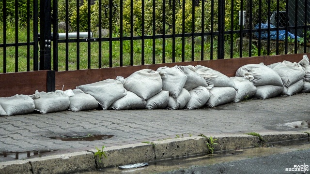 Przestraszeni mieszkańcy Szczecina ustawiają pod domami worki z piaskiem. Na ulicach Pogodna i Krzekowa deszcz przypomina o powodzi, która miała miejsce trzy lata temu.