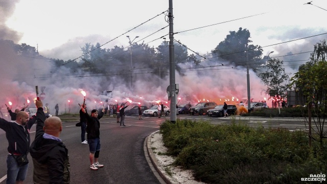 Jak co roku 1. sierpnia o godzinie 17 szczecinianie upamiętnili wybuch Powstania Warszawskiego. Podczas uroczystości na Placu Szarych Szeregów wybrzmiały syreny i klaksony, a zebrani odpalili race.