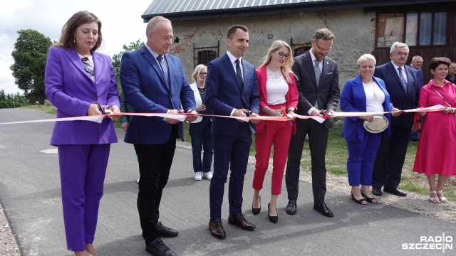 Mieszkańcy wsi Szadzko w gminie Dobrzany mogą cieszyć się nową drogą. W środę oddano tam do użytku ponad trzy kilometry zmodernizowanej, asfaltowej drogi. To kolejna inwestycja zrealizowana z rządowego programu Polski Ład.