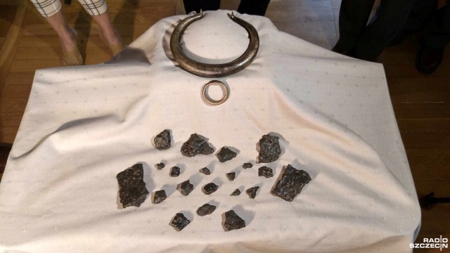 Brązowy skarb sprzed około 3500 lat można oglądać w Muzeum Oręża Polskiego w Kołobrzegu. Zakończyły się już wszystkie prace konserwacyjne 22 elementów znalezionych w 2021 roku w Sidłowie.
