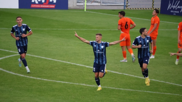 Piłkarze Kotwicy Kołobrzeg wygrywają w Pucharze Polski. Biało-niebiescy pokonali na własnym stadionie drugi zespół Zagłębia Lubin.