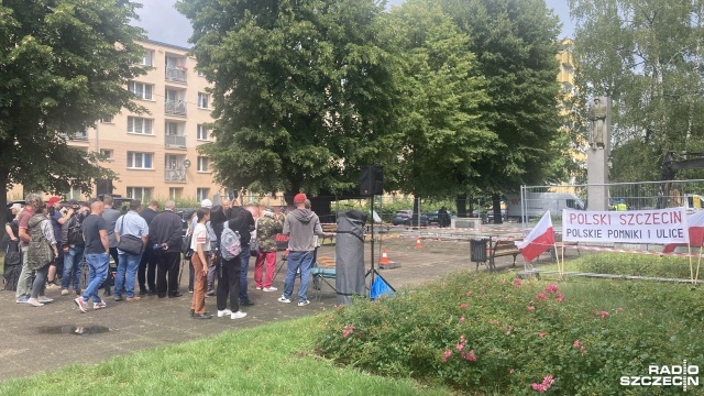 Proces dekomunizacji musi trwać, będziemy naciskać na władze regionalne - mówił przed rozbiórką komunistycznego pomnika w Dąbiu szczeciński radny Dariusz Matecki.