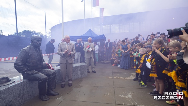 W sporcie albo się wygrywa, albo uczy czytamy na odsłoniętym w czwartek pomniku Floriana Krygiera. Stanął przed stadionem przy ul. Twardowskiego w Szczecinie.