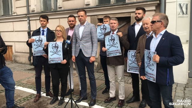Nie twórzcie alternatywnej rzeczywistości i bierzcie na klatę własne błędy - apelowali do Platformy Obywatelskiej działacze PiS trzymając w ręku zdjęcia z hasłem Platforma śmieciarze.