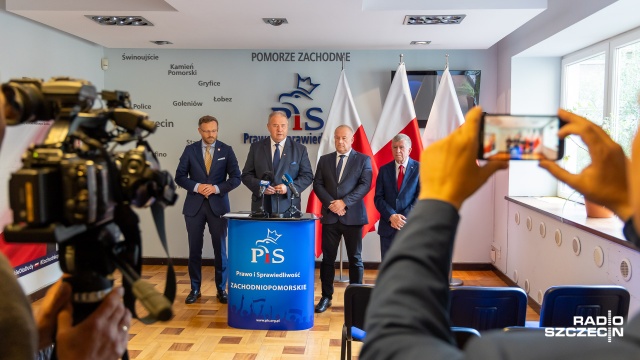 To zadziwiające kiedy porad w sprawie armii, udziela opozycja totalna, która tę armię w okresie rządów PO - PSL likwidowała - mówił w sobotę w Szczecinie Poseł Leszek Dobrzyński z PiS. Dodał, że zlikwidowano wówczas ponad 600 jednostek operacyjnych w wojsku.