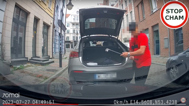 Kierowca się zdenerwował i kijem golfowym rozbił reflektor w drugim samochodzie. To widać na filmiku, który można obejrzeć na profilu StopCham. Wszystko działo się na starym mieście w Szczecinie.