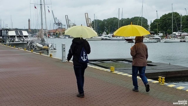 Silny wiatr, deszcz, a na Bałtyku sztorm. To aura, jaka nie opuszcza zachodniej części pomorza od niedzieli. Sprawdzaliśmy, jak sytuacja wygląda w Świnoujściu. Czy opady i podmuchy wiatru komplikują życie mieszkańców wysp.