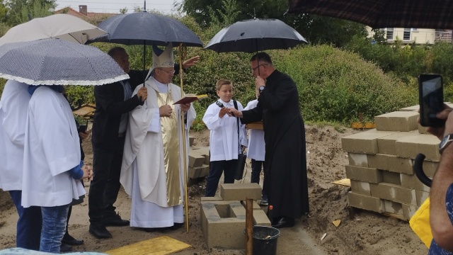 Ruszyła budowa fundamentów kościoła w Czarnej Łące. W niedzielę został wmurowany kamień węgielny, który pochodzi z grobu św Karoliny Kózkówny - patronki świątyni.