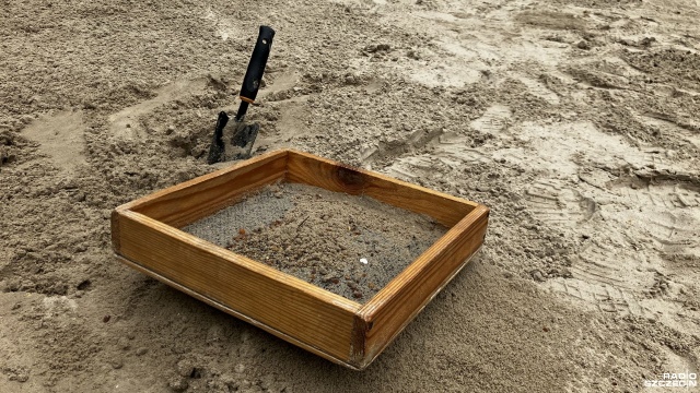 W Świnoujściu turyści oblegają kopalnię bursztynu, który - choć o tej porze roku trudno znaleźć na plaży - bardzo łatwo pozyskać właśnie w kopalni przy Forcie Anioła. Dzięki tej atrakcji nikt znad morza nie wyjedzie z pustymi rękoma.