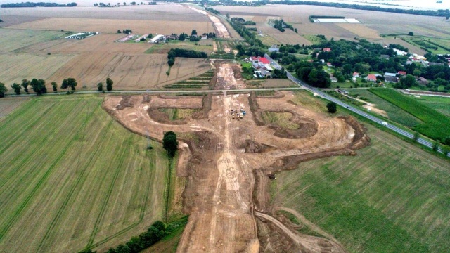 Trwają prace ziemne na budowie drogi S6. Chodzi o fragment Koszalin-Sławno, gdzie widać już przebieg drogi.