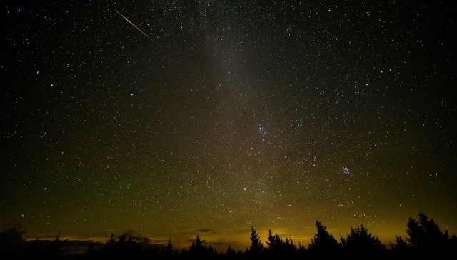 Miłośnicy astronomii czekają na nie cały rok. Już w nocy z soboty na niedzielę będziemy mogli obserwować perseidy, zwane spadającymi gwiazdami.