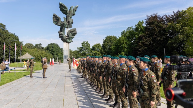 Uroczysty apel odbył się na Jasnych Błoniach. Wzięli w nim udział żołnierze, kombatanci, parlamentarzyści z regionu, władze województwa i miasta.