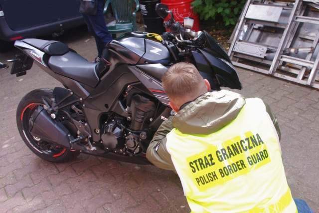 Po 9 latach skradziony motocykl będzie mógł wrócić do właściciela. Odzyskali go strażnicy graniczni z Kołobrzegu. Jednoślad odnaleźli w Szczecinie. Jak się okazało został skradziony w Niemczech w 2014 roku.