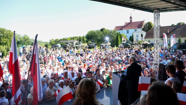 Wicepremier, prezes Prawa i Sprawiedliwości Jarosław Kaczyński powiedział, że Wojsko Polskie musi być silne nie tylko militarnie, ale również duchowo, dlatego potrzebne jest budowanie postawy patriotycznej wśród Polaków.