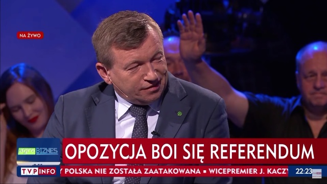Jarosław Rzepa poseł PSL przeprosił w programie na żywo ministra Przemysława Czarnka. Do gorącej dyskusji doszło w niedzielę, w TVP Info. W studiu programu Strefa Starcia spotkali się politycy i eksperci, rozmawiali między innymi o pytaniach, które mają znaleźć się w planowanym przez rząd referendum.