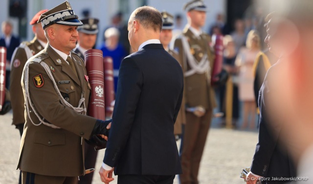 Prezydent Andrzej Duda przed Pałacem Prezydenckim wręczył awanse generalskie.