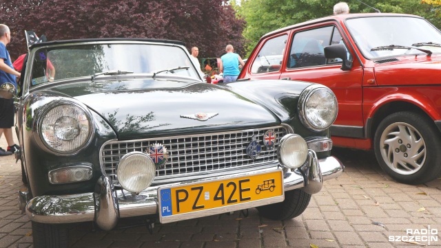 Małe fiaty, syreny, ale także volkswageny, citroeny czy mercedesy - w Kołobrzegu trwa zlot miłośników zabytkowych pojazdów.