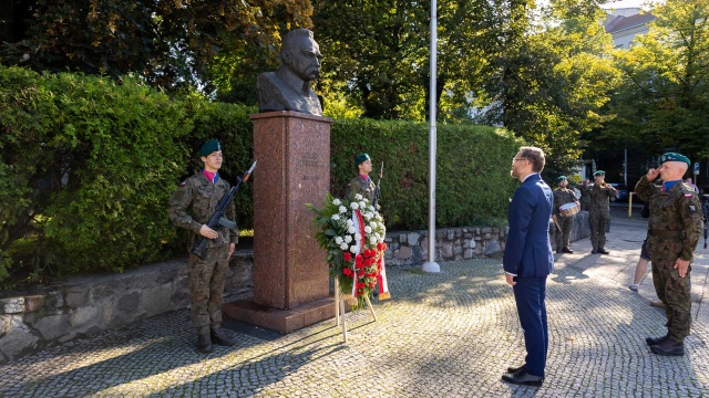 To rocznica Cudu nad Wisłą, wtedy Polacy pogonili bolszewików na Wschód i uratowali Europę - tak wojewoda zachodniopomorski Zbigniew Bogucki mówił przed popiersiem Marszałka Józefa Piłsudskiego, na placu Szarych Szeregów w Szczecinie.