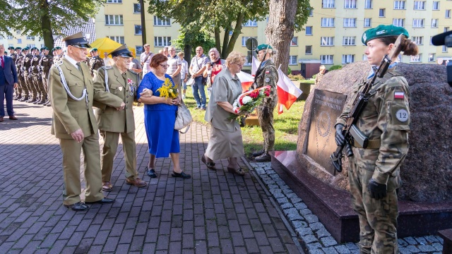 Najpierw wierni złączyli się w modlitwie za Polskę, a następnie przemaszerowali pod nowogardzkie Głazy Pamięci. Tutaj złożyli kwiaty i oddali cześć żołnierzom.