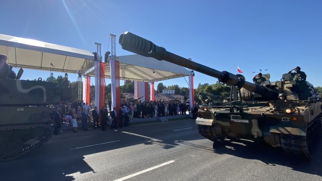 Minister obrony narodowej Mariusz Błaszczak powiedział, że obchodzone dzisiaj Święto Wojska Polskiego jest hołdem złożonym polskim żołnierzom: zarówno tym sprzed lat, którzy walczyli w obroni ojczyzny, jak i tym, którzy dzisiaj strzegą naszych granic.