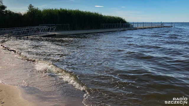 Trzy kąpieliska w regionie wciąż niedostępne dla spragnionych relaksu nad wodą. To plaże w Trzebieży i w Stepnicy - obie znajdują się nad Zalewem Szczecińskim - a także wschodnia część jeziora Trzesiecko w Szczecinku. Sanepid stwierdził w nich sinice.