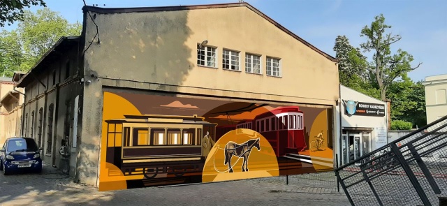 Mural przedstawiający, między innymi tramwaj konny ozdobi wrota magazynu BikeS w Szczecinie.