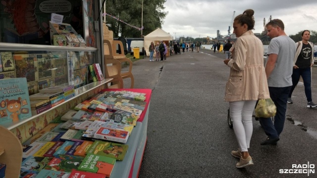 Stoiska wystawców z całej Polski z regionalnymi produktami, strefa gastronomiczna, dla maluchów dmuchańce, a dla nieco starszych - strefa edukacyjna z Centrum Nauki Kopernik.