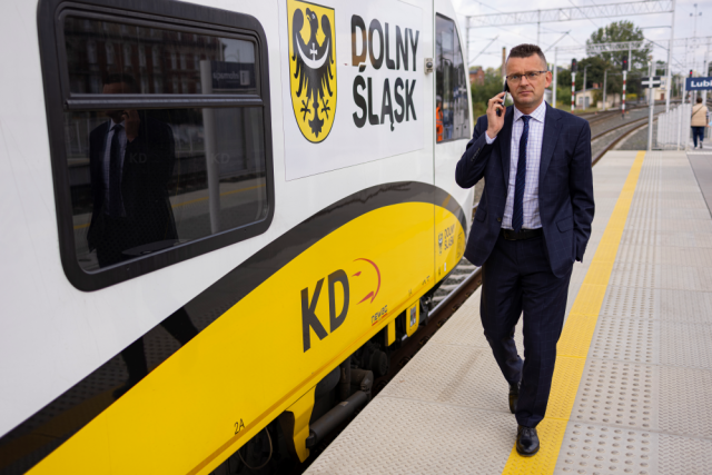 W pierwszą trasę po Dolnym Śląsku ruszyły 15 lat temu, dysponując zaledwie trzema pojazdami spalinowymi. Dziś Koleje Dolnośląskie z taborem liczącym 88 pojazdów są postrzegane jako lider wśród przewoźników regionalnych, z ambicjami na bardziej odległe trasy. Tego lata pociąg dolnośląskiej spółki kolejowej ruszył z Wrocławia do Świnoujścia, zapewniając szybkie i komfortowe połączenie dwóch odległych regionów Polski przez całe wakacje. O sukcesach, planach i sytuacji na rynku kolejowym w Polsce rozmawiamy z Damianem Stawikowskim, prezesem Kolei Dolnośląskich.
