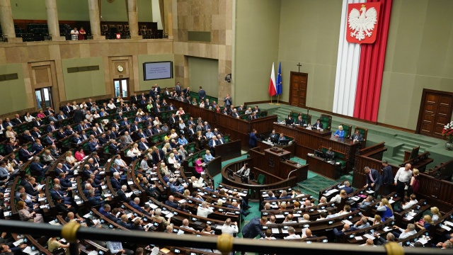Sejm przyjął uchwałę o zarządzeniu na 15 października referendum ogólnokrajowego w sprawach o szczególnym znaczeniu dla państwa. Za jej przyjęciem głosowało 234 posłów, przeciw 210, od głosu wstrzymało się 7.
