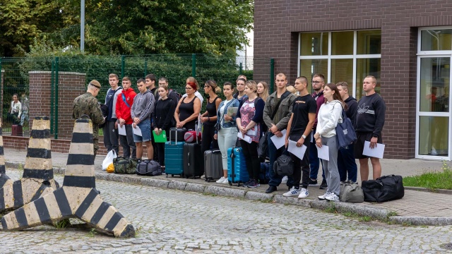 W piątek rozpoczęły się Wakacje z WOT. Ponad siedemdziesięciu ochotników, w tym wiele kobiet przekroczyło o 7 rano bramę 14. Zachodniopomorskiej Brygady Obrony Terytorialnej w Szczecinie.