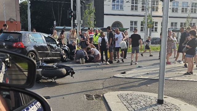 Motocykl zderzył się z samochodem osobowym na placu Rodła w Szczecinie.