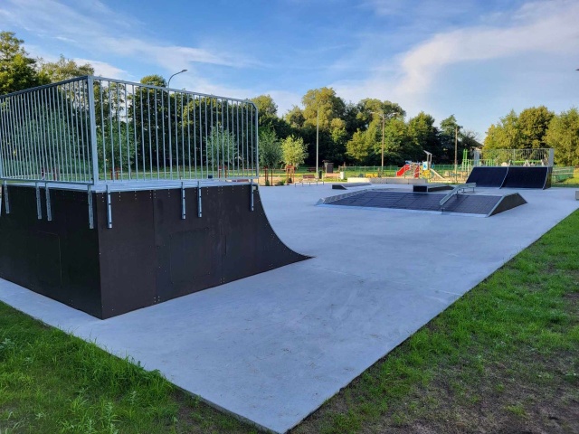 Są rampy, grindboxy i poręcze, czyli urządzenia do nauki i doskonalenia trików na deskorolkach, hulajnogach, rolkach czy BMX-ach.