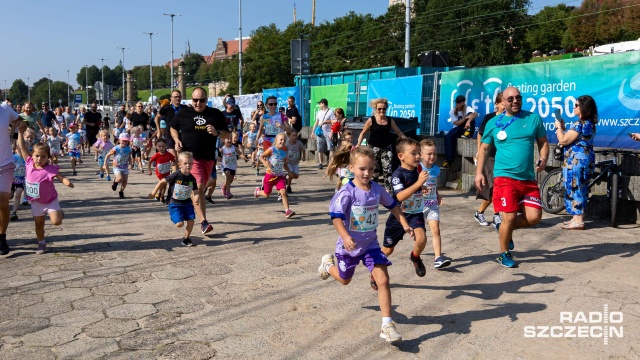 Ponad setka dzieci przebiegła przez szczecińskie bulwary. To była kolejna edycja biegu kota Umbriagi. Ten czworonóg to legendarny kot-żeglarz. Na trasie wspomagał i dopingował młodych sportowców.