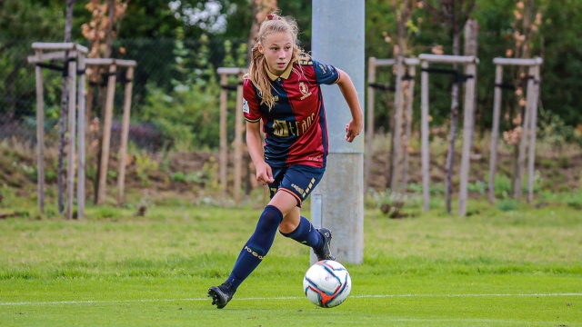 Piłkarki nożne Pogoni od zwycięstwa rozpoczęły nowy sezon rozgrywek o mistrzostwo Polski. Szczecinianki w inauguracyjnym meczu ekstraligi kobiet pokonały pod Wawelem AZS UJ Kraków 2:1. Do przerwy był remis 1:1.