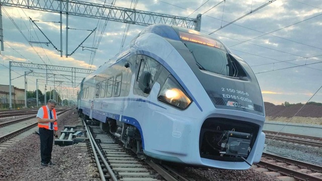 Pasażerowie pociągu PKP Intercity, który rano wykoleił się w Białymstoku pojadą w dalszą podróż komunikacją zastępczą.