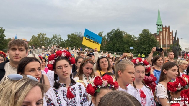 Dzień Niepodległości świętowali - mieszkający w Szczecinie - Ukraińcy. Plac Solidarności zapełniły niebiesko-żółte i biało-czerwone flagi.