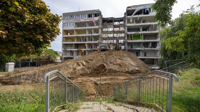 Trwają prace rozbiórkowe biurowca przy placu Szyrockiego w Szczecinie. W jego miejscu powstanie budynek mieszkalny o tej samej nazwie.