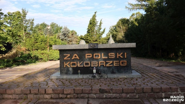 Kołobrzeski cmentarz wojenny przejdzie renowację. Chodzi o blisko 440 płyt nagrobnych umiejscowionych na jednej z największych w Polsce nekropolii z okresu II wojny światowej.