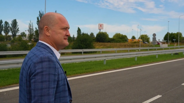 Piotr Krzystek udostępnił na swoim facebookowym profilu film w którym spaceruje po nowej drodze krajowej nr 13.