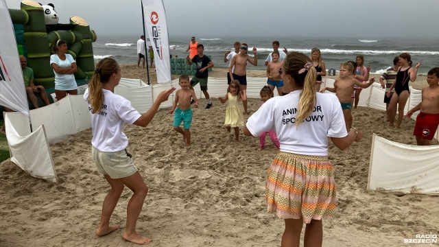 Nawet tysiąc osób dziennie bawiło się w strefie rekreacji przygotowanej przez spółkę GAZ-SYSTEM na plaży w Świnoujściu. To już ostatni weekend z takimi rozrywkami. A atrakcji nie brakuje.